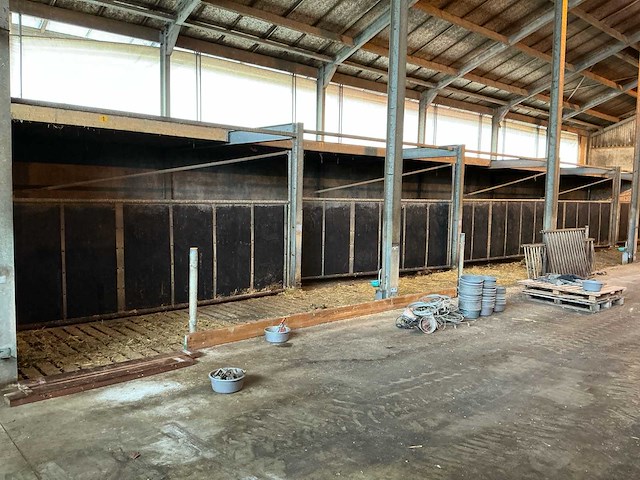 Partij stalinrichting – 6 poorten met draagconstructie en houten vloer - afbeelding 9 van  11