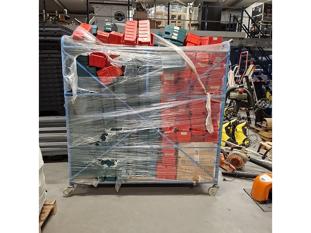 Partij stapelbakken in transportkar - afbeelding 1 van  7