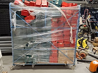Partij stapelbakken in transportkar