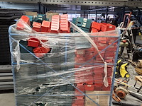 Partij stapelbakken in transportkar - afbeelding 2 van  7