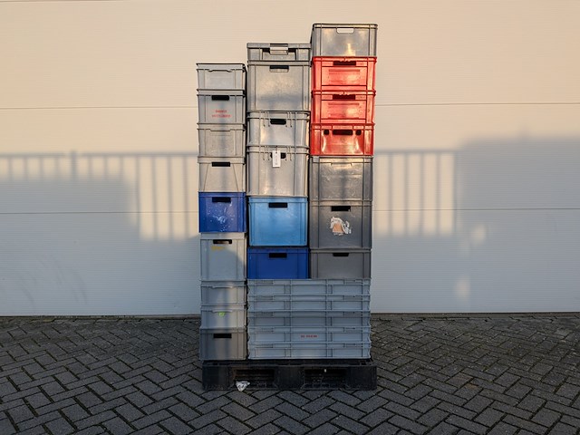 Partij stapelbare kunststof bakken, o.a. ssi schäfer & engels - afbeelding 1 van  10