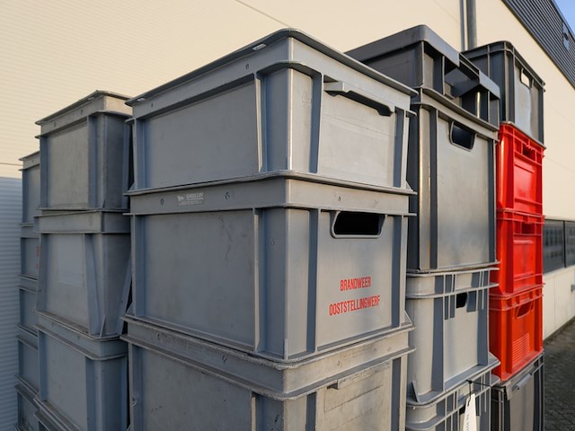 Partij stapelbare kunststof bakken, o.a. ssi schäfer & engels - afbeelding 10 van  10