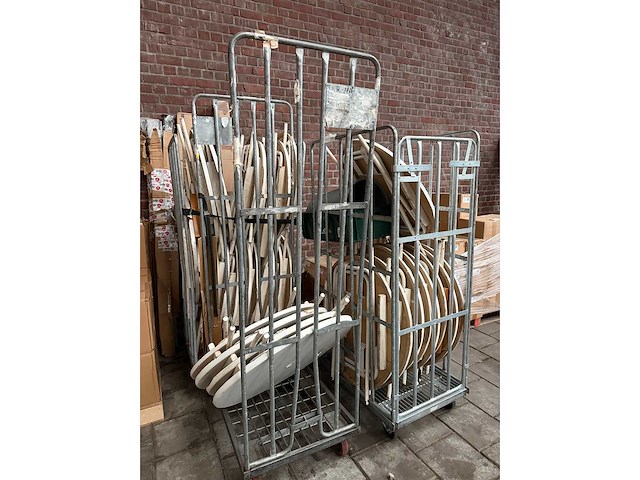 Partij statafels in 3 rolcontainers - afbeelding 1 van  5