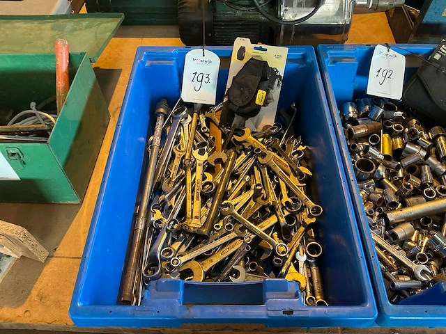 Partij steek en ringsleutels in plastic krat - afbeelding 1 van  3