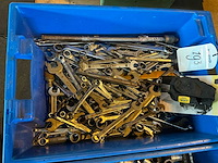 Partij steek en ringsleutels in plastic krat - afbeelding 2 van  3