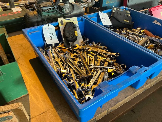 Partij steek en ringsleutels in plastic krat - afbeelding 3 van  3