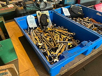 Partij steek en ringsleutels in plastic krat - afbeelding 3 van  3