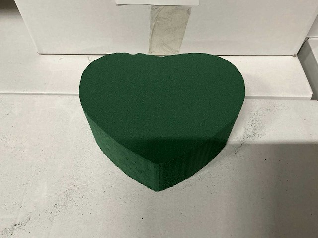 Partij steekschuim natte harten 17,3x13,9x7cm (336x) - afbeelding 1 van  4