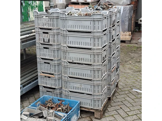 Partij steigerbuizen en koppelingen - afbeelding 2 van  16