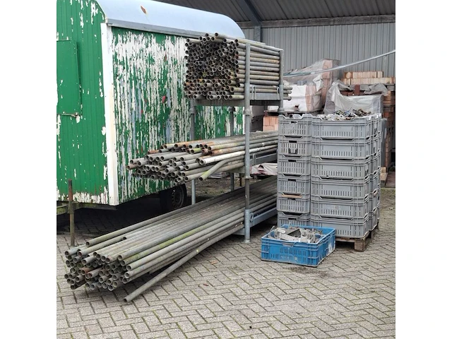 Partij steigerbuizen en koppelingen - afbeelding 1 van  16