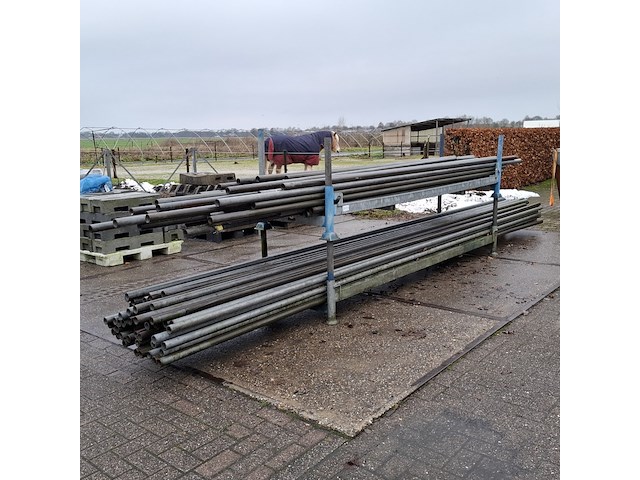 Partij steigerbuizen op 2x transportbok - afbeelding 1 van  11