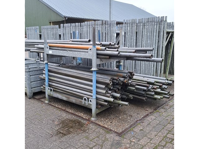 Partij steigerbuizen op 2x transportbok - afbeelding 1 van  9