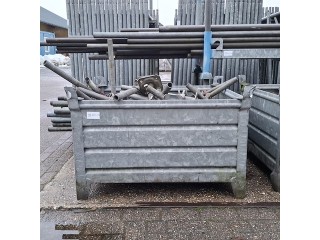 Partij steigermateriaal in transportkist - afbeelding 2 van  9