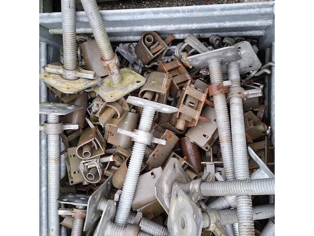 Partij steigermateriaal in transportkist - afbeelding 8 van  9