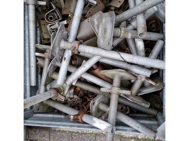 Partij steigermateriaal in transportkist - afbeelding 9 van  9