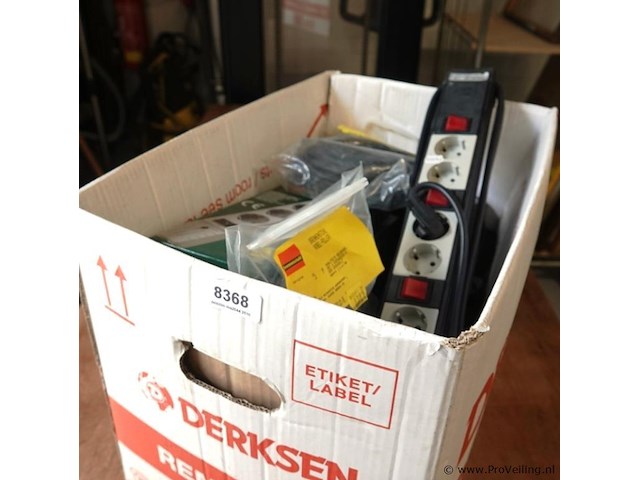 Partij stekkerdozen e.d. gebruikt en ongebruikt in doos - afbeelding 1 van  5