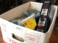 Partij stekkerdozen e.d. gebruikt en ongebruikt in doos - afbeelding 1 van  5