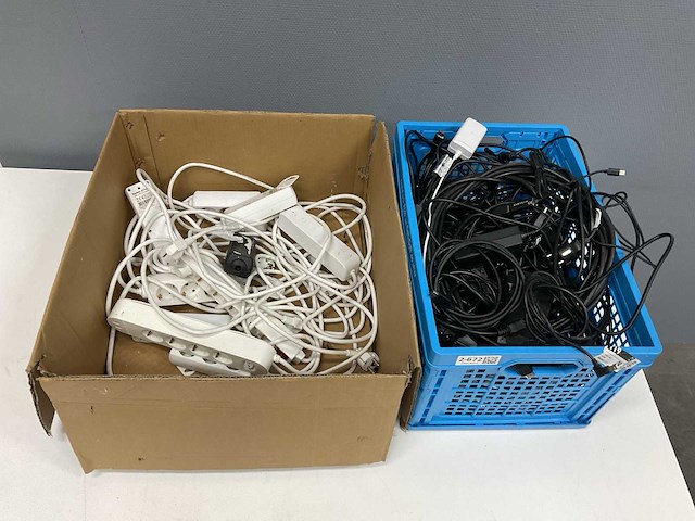 Partij stekkerdozen en bekabeling - afbeelding 1 van  2