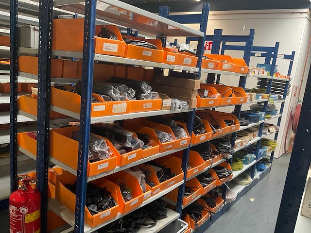 Partij stekkers en onderdelen - afbeelding 1 van  3