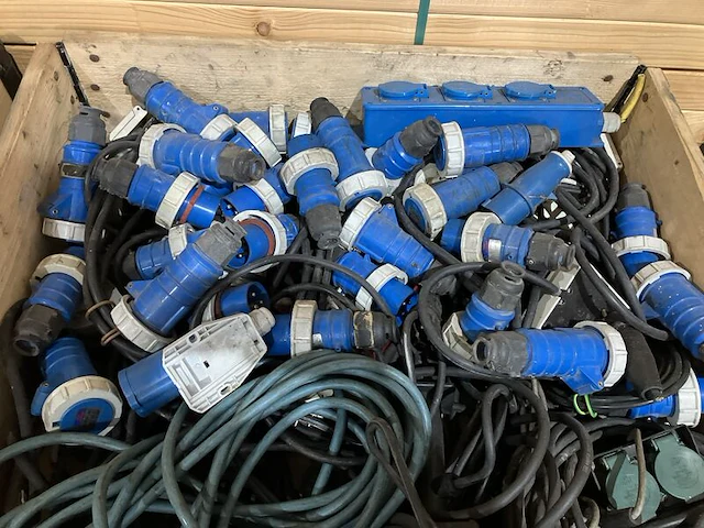 Partij stekkers en stekkerdozen - afbeelding 3 van  4