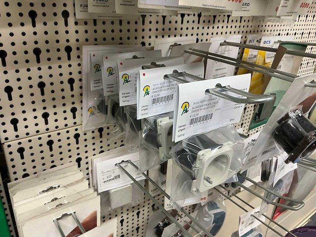 Partij stekkers, schakelaars en contactdozen - afbeelding 2 van  24