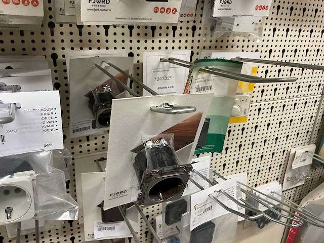 Partij stekkers, schakelaars en contactdozen - afbeelding 3 van  24