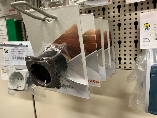 Partij stekkers, schakelaars en contactdozen - afbeelding 6 van  24