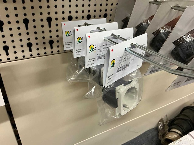 Partij stekkers, schakelaars en contactdozen - afbeelding 7 van  24