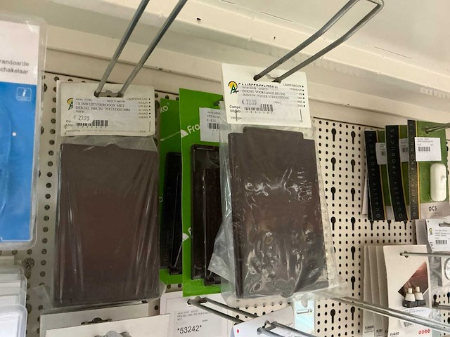 Partij stekkers, schakelaars en contactdozen - afbeelding 11 van  24