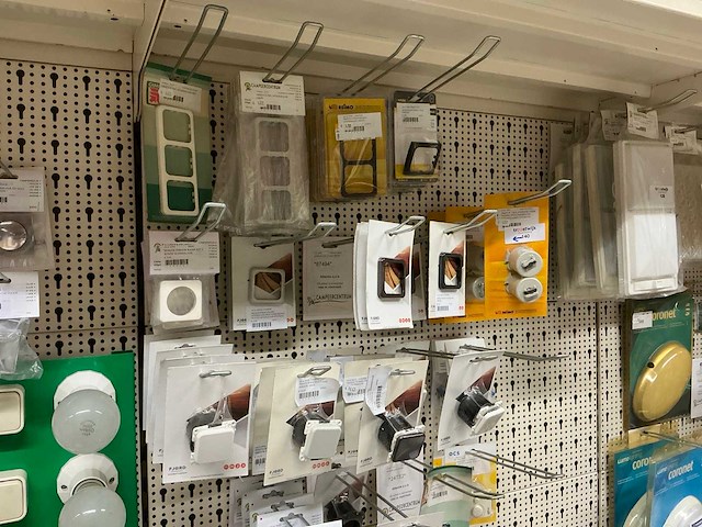 Partij stekkers, schakelaars en contactdozen - afbeelding 1 van  24