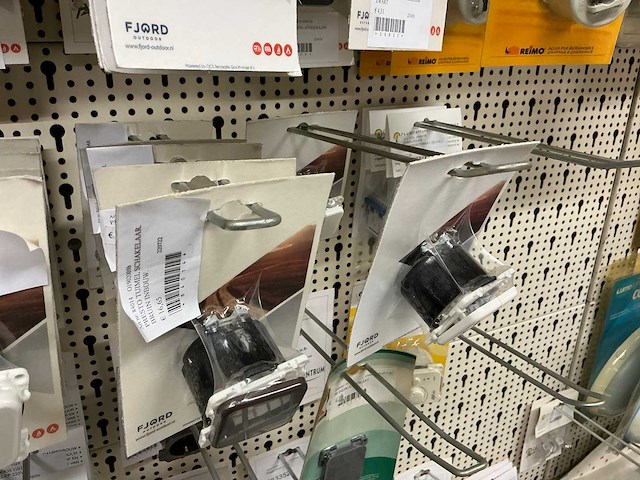 Partij stekkers, schakelaars en contactdozen - afbeelding 24 van  24