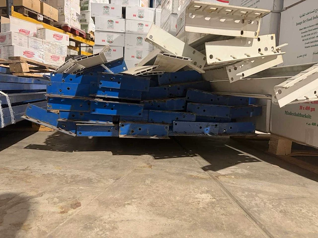 Partij stellingliggers en profielen – blauw/wit – diverse lengtes - afbeelding 5 van  5