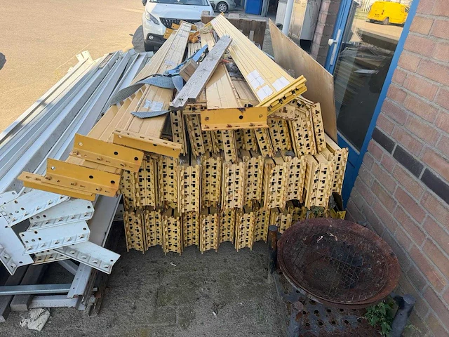 Partij stellingliggers en stellingdelen – geel – 3.400 mm – ca. 50 liggers - afbeelding 1 van  3
