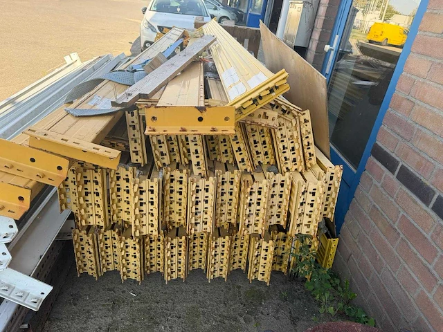 Partij stellingliggers en stellingdelen – geel – 3.400 mm – ca. 50 liggers - afbeelding 3 van  3