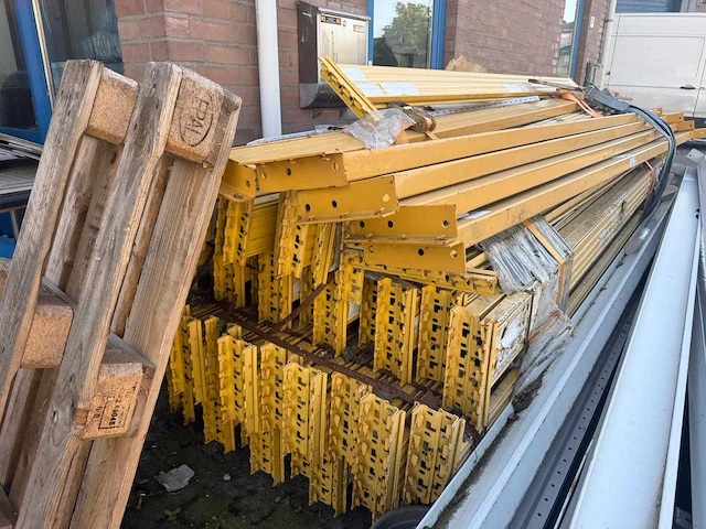 Partij stellingliggers en stellingdelen – geel – 3.400 mm – ca. 50 liggers - afbeelding 3 van  4