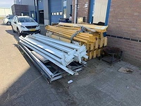 Partij stellingliggers – wit – 3.700 mm – met 2 staanders - afbeelding 1 van  3
