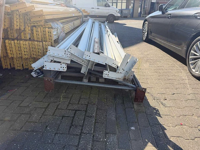 Partij stellingliggers – wit – 3.700 mm – met 2 staanders - afbeelding 3 van  3