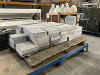 Partij stenen en steiger materiaal - afbeelding 1 van  6