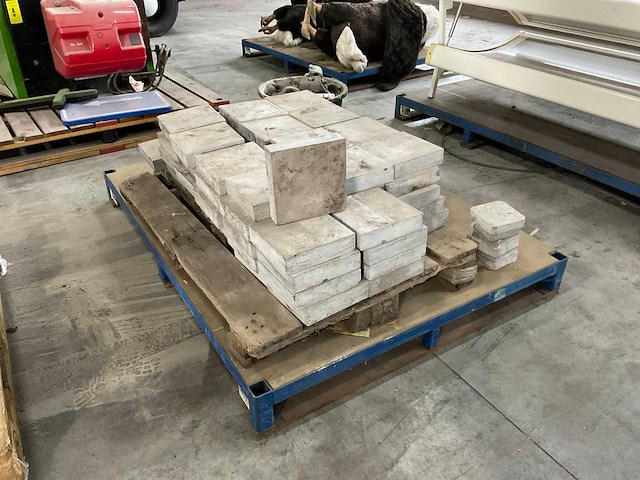 Partij stenen en steiger materiaal - afbeelding 2 van  6