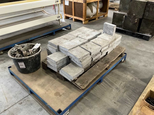 Partij stenen en steiger materiaal - afbeelding 3 van  6