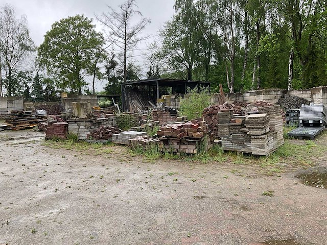 Partij stenen, klinkers en pannen - afbeelding 1 van  26