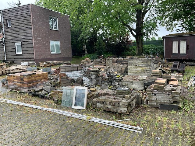 Partij stenen, klinkers en pannen - afbeelding 1 van  18