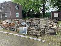 Partij stenen, klinkers en pannen - afbeelding 1 van  18