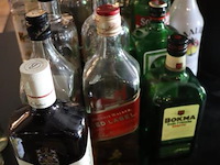 Partij sterke dranken o.a. ballantine's finest blended scotch whisky, bokma jenever, malibu, vodka club & jack daniels whisky - afbeelding 1 van  6