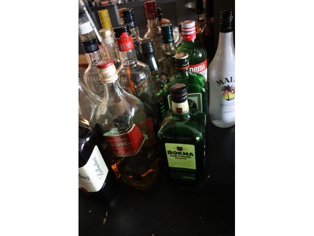 Partij sterke dranken o.a. ballantine's finest blended scotch whisky, bokma jenever, malibu, vodka club & jack daniels whisky - afbeelding 2 van  6