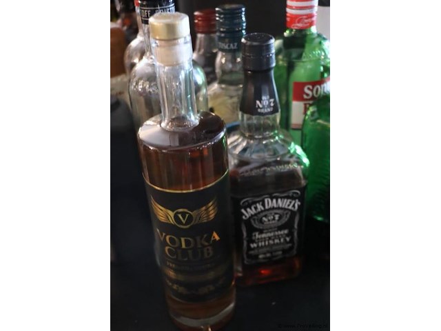 Partij sterke dranken o.a. ballantine's finest blended scotch whisky, bokma jenever, malibu, vodka club & jack daniels whisky - afbeelding 4 van  6