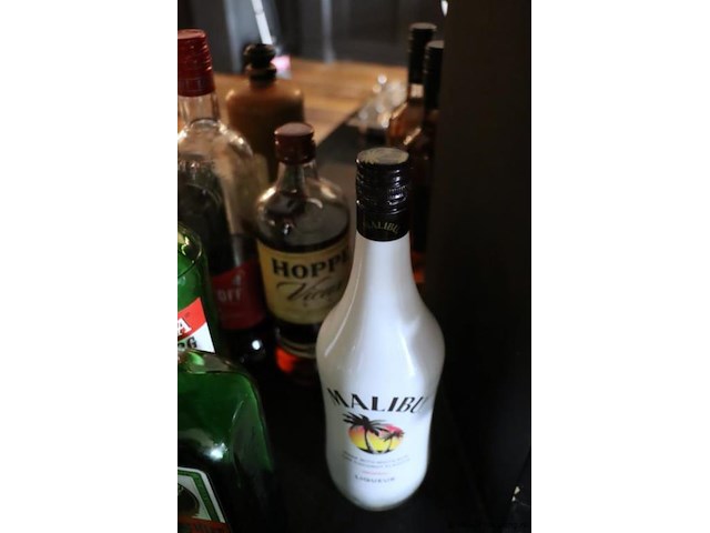 Partij sterke dranken o.a. ballantine's finest blended scotch whisky, bokma jenever, malibu, vodka club & jack daniels whisky - afbeelding 6 van  6
