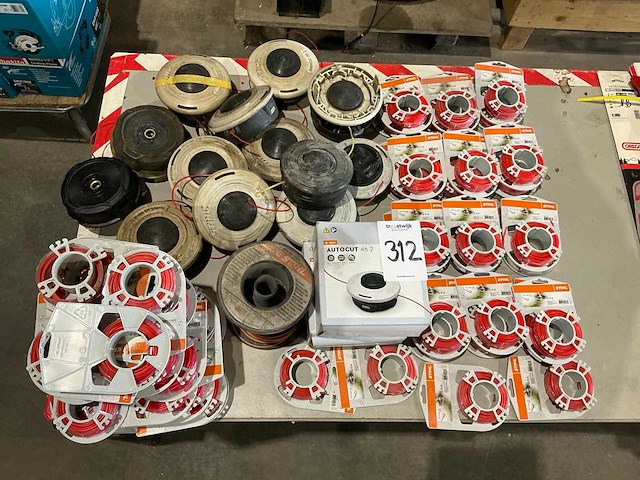 Partij stihl maaispoelen en maaidraad op rol - afbeelding 1 van  6