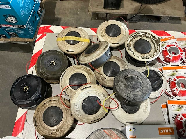 Partij stihl maaispoelen en maaidraad op rol - afbeelding 3 van  6