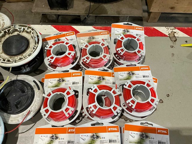 Partij stihl maaispoelen en maaidraad op rol - afbeelding 5 van  6